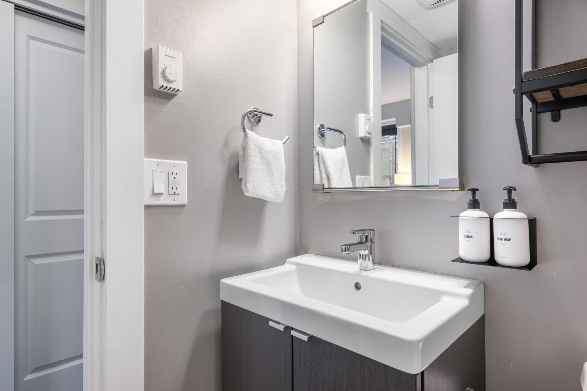 Oxford Apartment By At Mine Hospitality シアトル エクステリア 写真