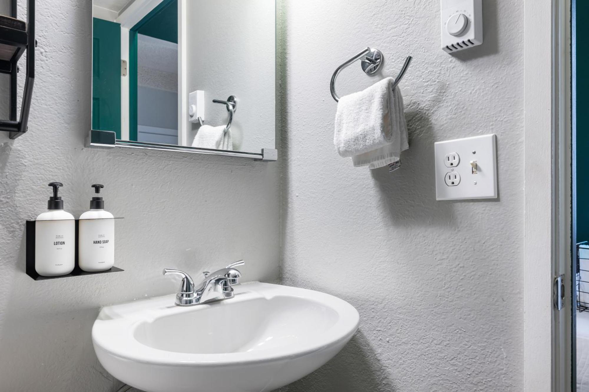 Oxford Apartment By At Mine Hospitality シアトル エクステリア 写真