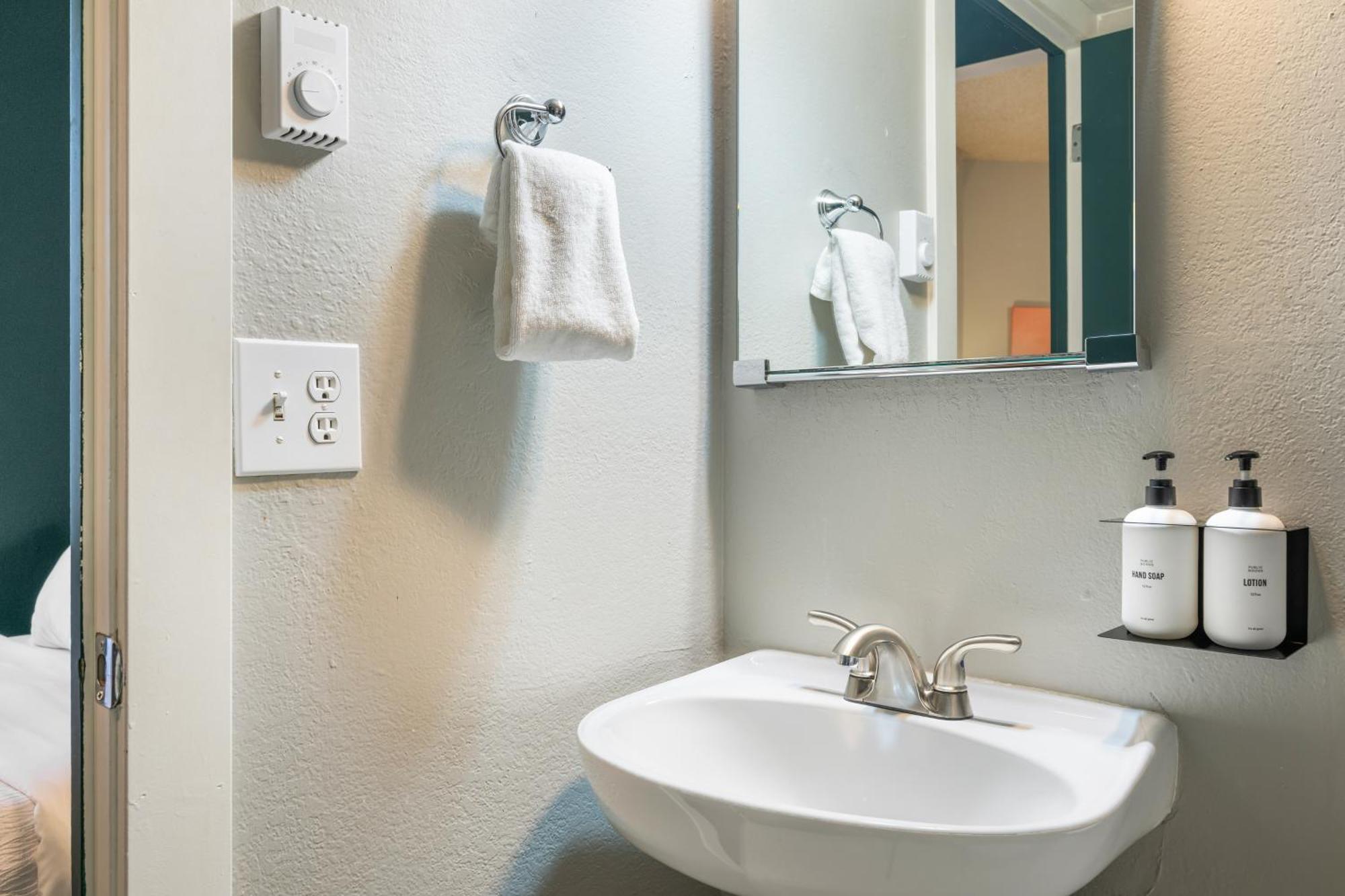 Oxford Apartment By At Mine Hospitality シアトル エクステリア 写真
