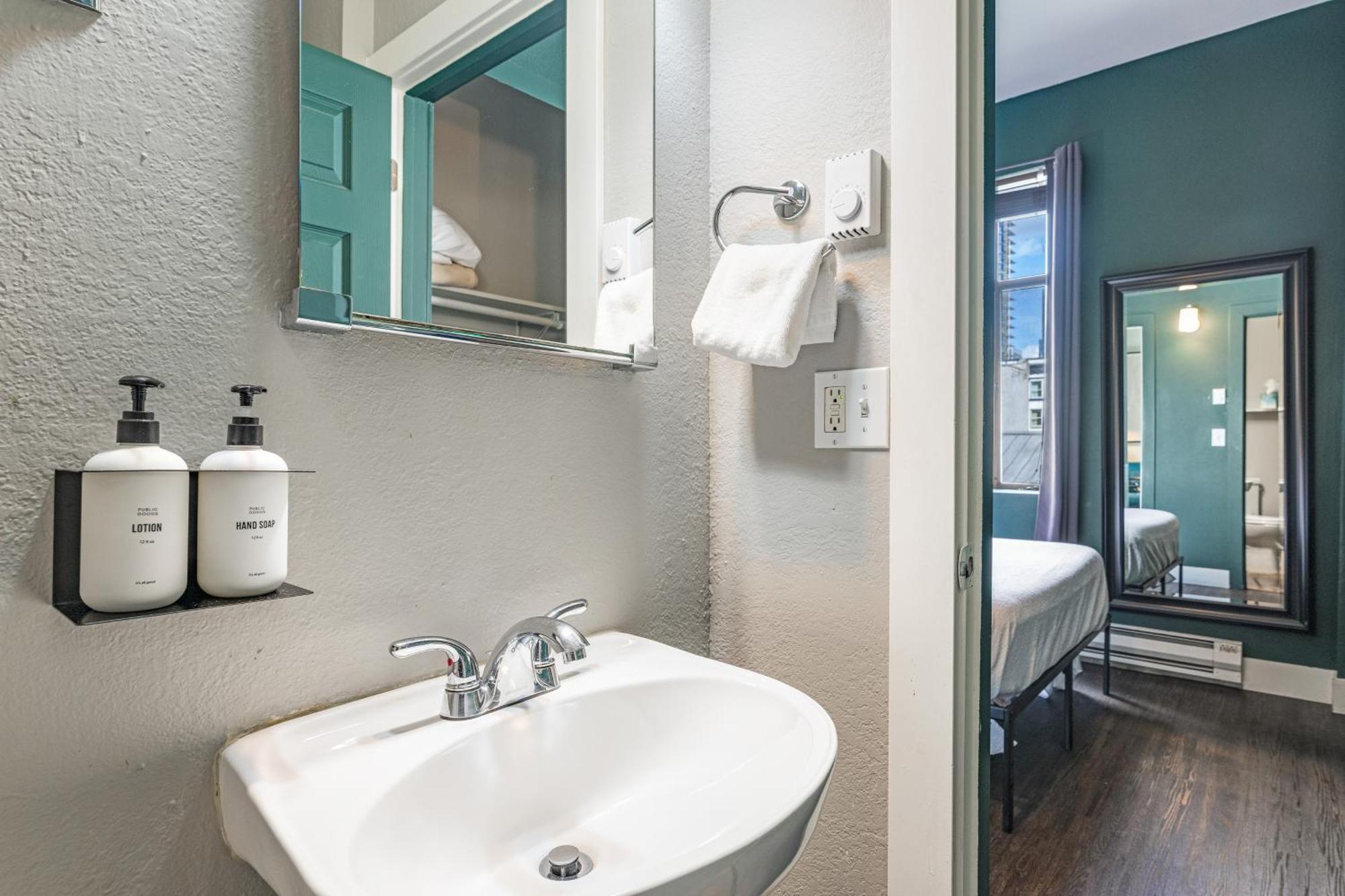 Oxford Apartment By At Mine Hospitality シアトル エクステリア 写真