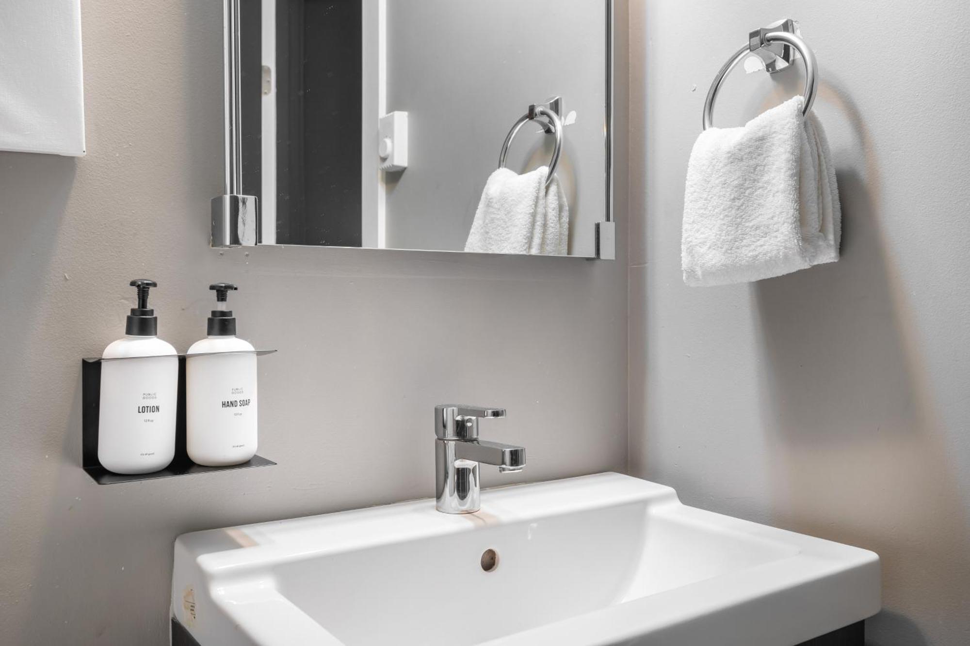 Oxford Apartment By At Mine Hospitality シアトル エクステリア 写真